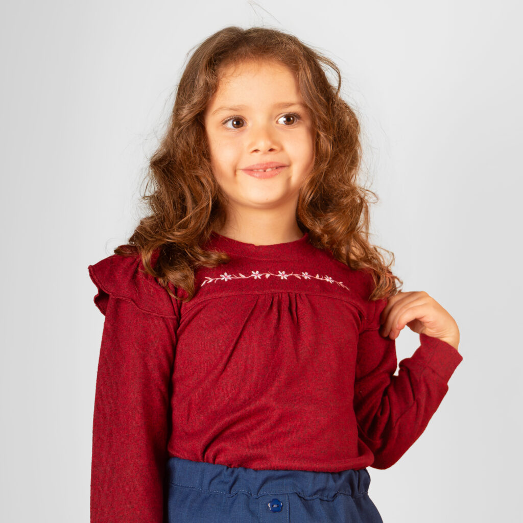 polo con bordado para niña