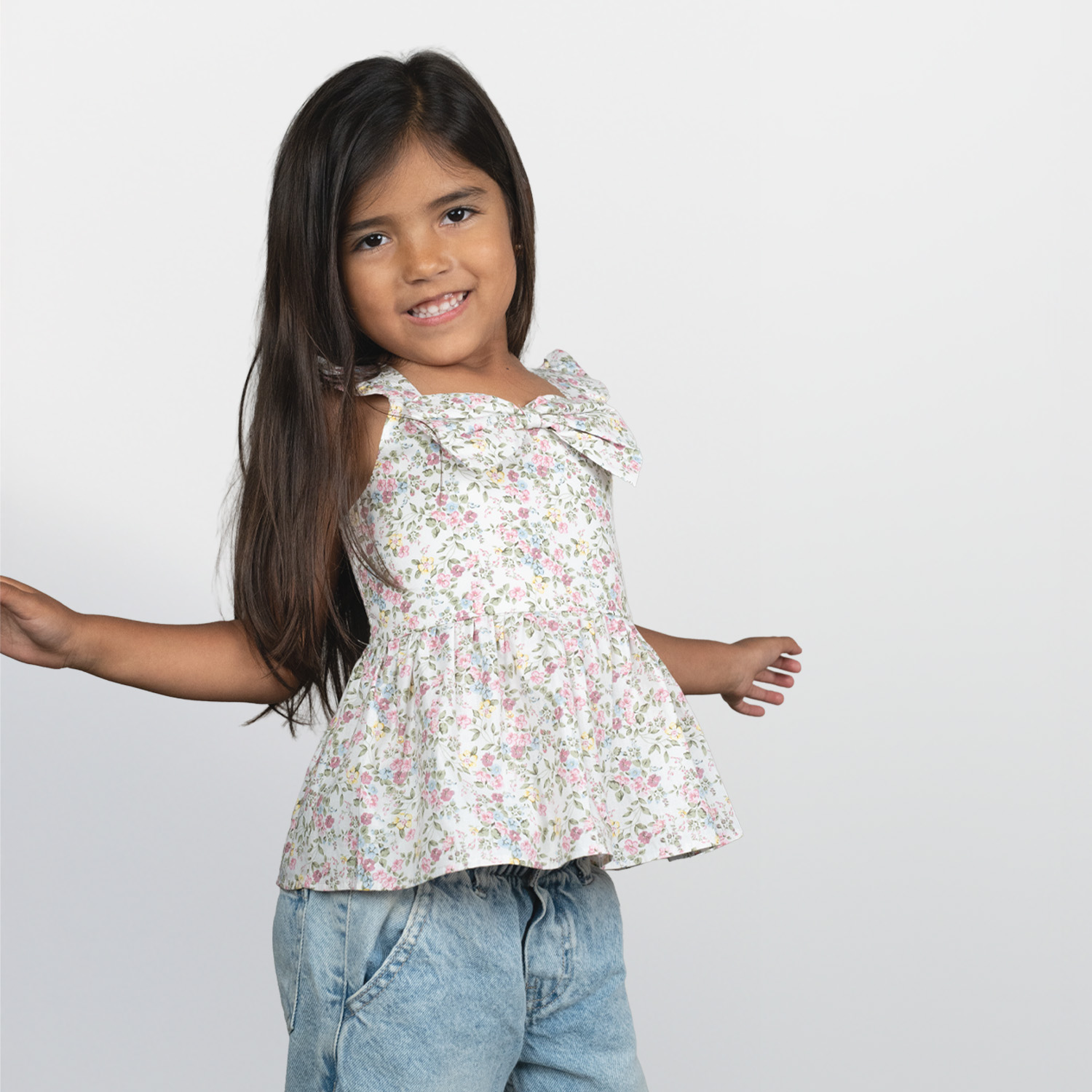 blusa con estilo floreado para niña
